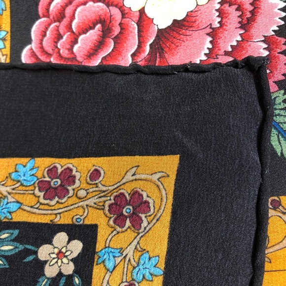 Bill Blass 100% silk scarf - Picture 3 of 10